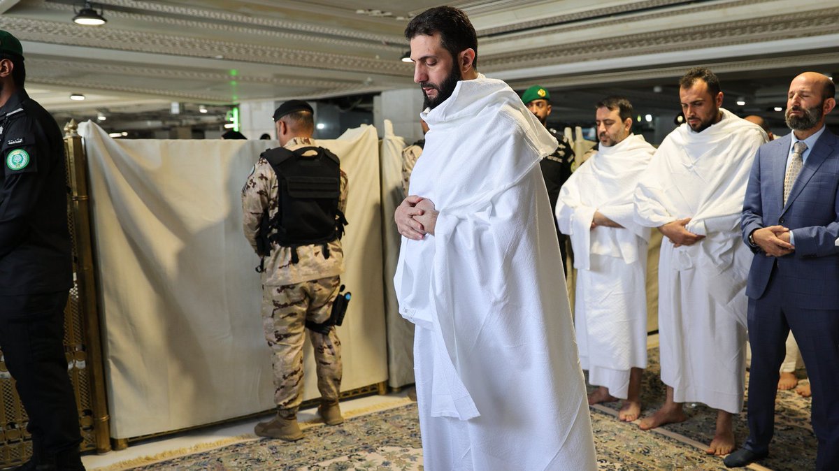 #أحمد_الشرع 

كان مسجوناً في العراق ثم محاصرٌ في إدلب

والآن رئيساً لسوريا فتحت له أبواب الملوك وباب الكعبة

ولا تجد سني على وجه الأرض إلا وهو سعيد مستبشر

يبدو لي هذا هو الصدق ولعلها سريرة قلبه الصادقة