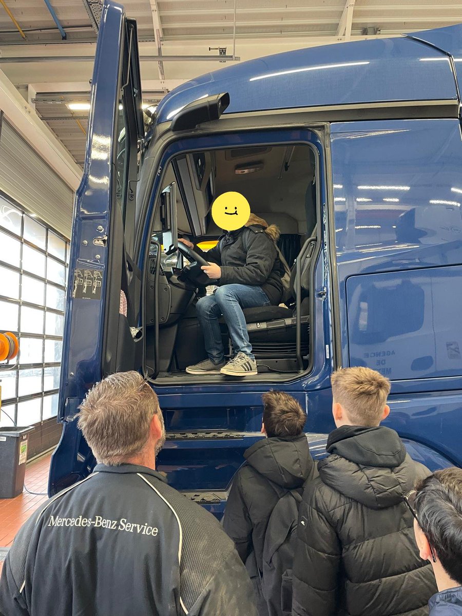 rabelaismetz's tweet photo. Visite de la concession et des ateliers #Kroely #Mercedes pour nos 4e, découverte des métiers de l'automobile ! 😃🚘🚚🔧 #parcoursavenir https://t.co/AiIls9hK7u
