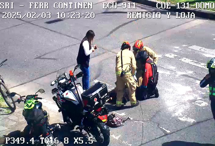 #ECU911Reporta| 📲 Llamada al 9-1-1 reportó atropello a ciclista en sector Remigio Crespo Toral-Loja, Cuenca. 

🚒🚑🚓 Personal de <a href="/CRUZROJAZUAY/">CRUZ ROJA DEL AZUAY</a> y <a href="/emov_ep/">EMOV EP Cuenca</a> en el lugar informaron que una mujer resultó herida se coordinó con unidad de <a href="/Bomberos_Cuenca/">Bomberos Cuenca</a>.

📷 #VideovigilanciaECU911