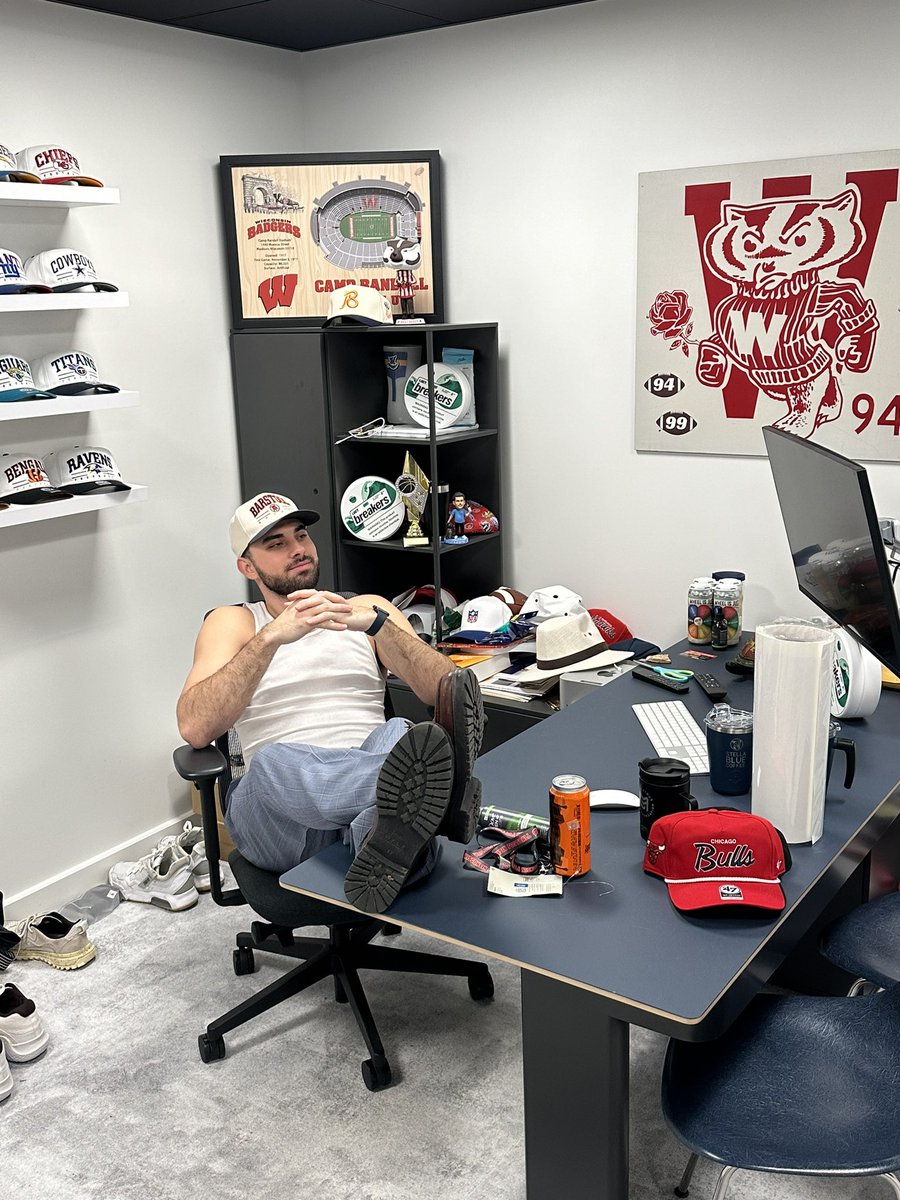 nickysmokess's tweet photo. The Big Cat is Out. Which means the Big Dawg is in. https://t.co/5fzYCWlYJq