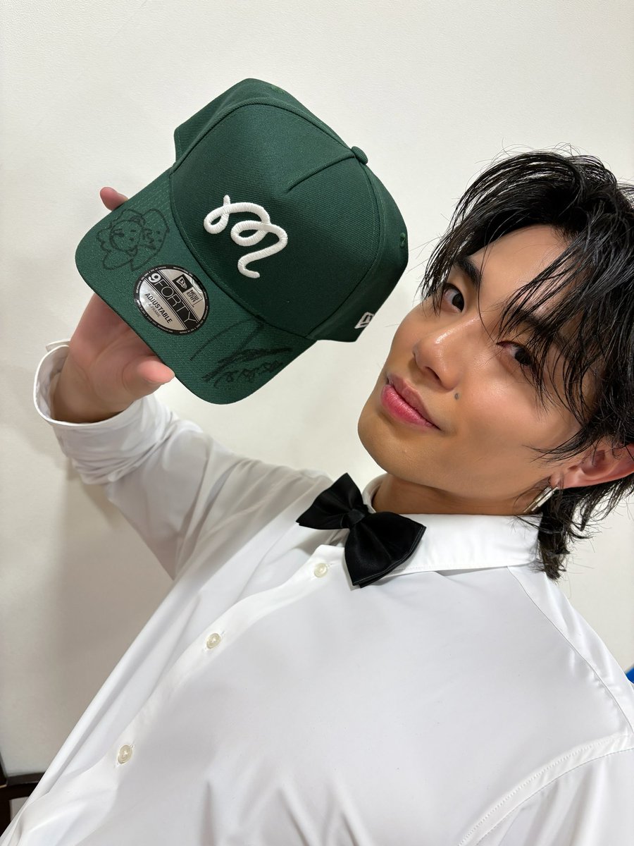 GL16_TRB's tweet photo. 【武知海青🦁】
本日、2月4日は海青さんのお誕生日！
おめでとうございます🥳
強く、美しい海青さんの活躍をこれからも楽しみにしています💪

先日、私物プレゼントにサインを入れていただきました！
近日中にお届けしますので、お楽しみに💓

そしてお誕生日記念というとこで、秘蔵ムービーを大公開！
完成したばかりのBULLETを、壱馬さんにお渡ししている様子です🦁🐺
そしてさらに......🐱

海青さんのうれしそうな表情に注目です！

#武知海青 @kaiche_official 
#THERAMPAGE @therampagefext 
#BULLET #ブレット
#武知ボディ
#美丈夫武知
#HappyBirthdayKAISEI