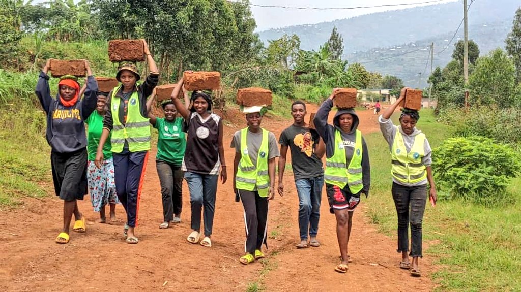 KanyinyaV's tweet photo. None 3/2/2025 intore ziri k'urugerero #inkomezabigwiXII k'ubufatanye na #youthvolunteers n'izindi nzego z'urubyiruko bo muri @kanyinya_sector bakomeje ibikorwa byo kubakira abaturage aho none bubatse ubwiherero mukagali ka #Nyamweru ndetse n'inzu mukagali ka #Nzove @NyarugengeV https://t.co/9TTbl9x2Xt