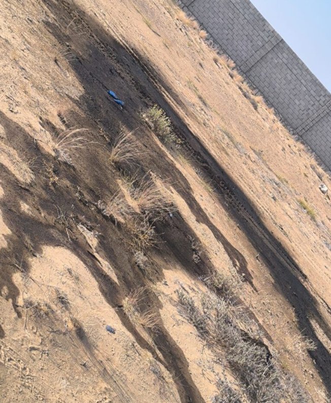 فساد النفط لازال بحضرموت :
نفذت قوات النخبة الحضرمية والأجهزة الأمنية مداهمة في منطقة الريان، كشفت عن عمليات تهريب وقود غير قانونية.
وأظهرت الصور ضعف إجراءات السلامة وتلوثًا بيئيًا خطيرًا يهدد التربة والمياه الجوفية!!