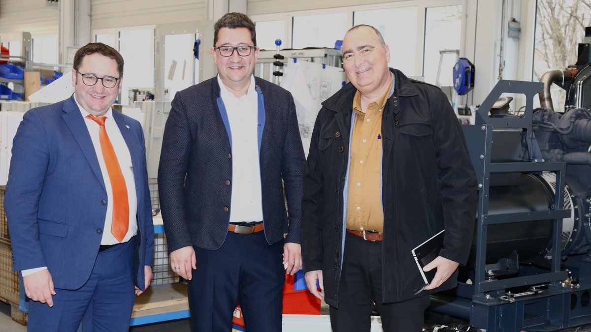 VINCORION investiert in den Standort Altenstadt: Die Produktion für militärische Stromerzeuger und Luftverteidigungssysteme soll aufgrund der hohen Nachfrage ausgebaut werden. Staatssekretär Tobias Gotthardt informierte sich bei einem Rundgang vor Ort: vincorion.com/vincorion-inve…