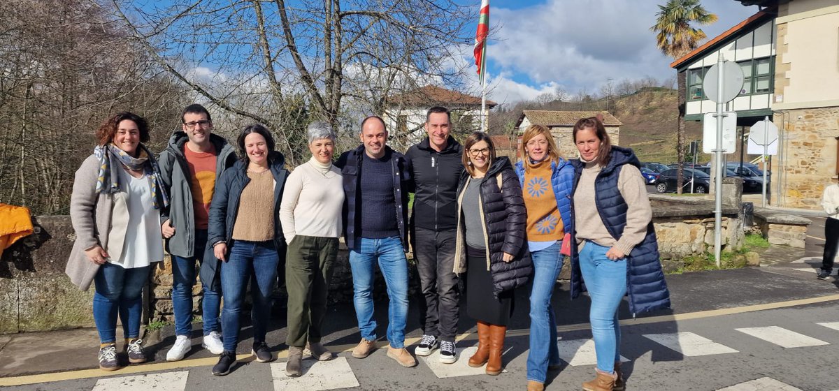 ehbildubizkaia's tweet photo. Gure Durangaldeko eta Bizkaiko @ehbildu|ko hautetsiak #Abadiño|ko #Sanblas|etan izan dira gaur baserriko produktuak eta eguna bertan dastatzen! https://t.co/AEz1xO1a8F