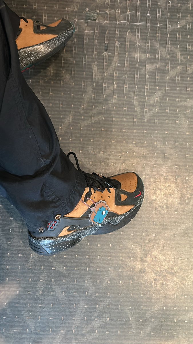 Dali_j_'s tweet image. Day 3 of @JerLisa_Nicole’s  #BHMKOTD25 
Peanuts, Cash shoes wear a shoe that is any shade of brown. 
Nike x Olivia Kim x Air Mowabb 
 &apos;No Cover&apos;