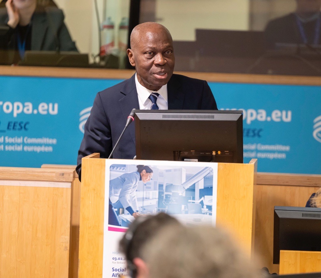 We must ensure we shape #AI in ways that advance #SocialJustice and:
✅Support workers, including with skills &amp; social protection
✅Secure access for enterprises of all sizes in all regions, to AI tech
✅Protect workers’ rights &amp; promote social dialogue in the digital transition.
