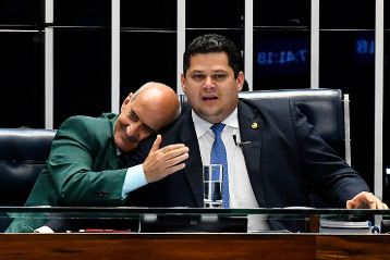 A balbúrdia da politização dos militares não foi causada por militares da ativa que se candidataram. General Ramos, Pazuello, Heleno, Tomás Miné, Pujol e outros não se candidataram enquanto na ativa, eles se aliaram a políticos da situação. Quem se candidata na ativa são