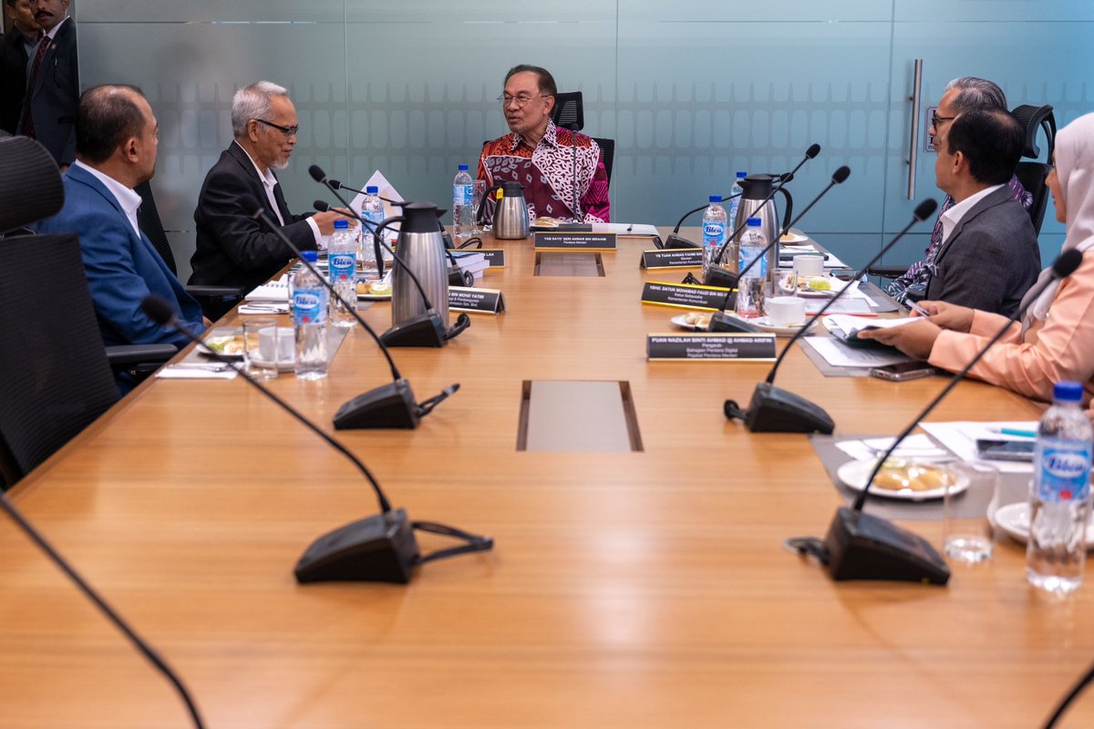 anwaribrahim's tweet image. Hari ini juga saya kemudian menerima kunjungan hormat dari Pengarah Urusan Syarikat Neutral Transmission Sdn. Bhd, Dr. Mohamed Awang Lah bersama delegasi.

Bicara kami menyentuh pelbagai perkara penting terkait pemerkasaan prasarana serta industri telekomunikasi negara yang akan…
