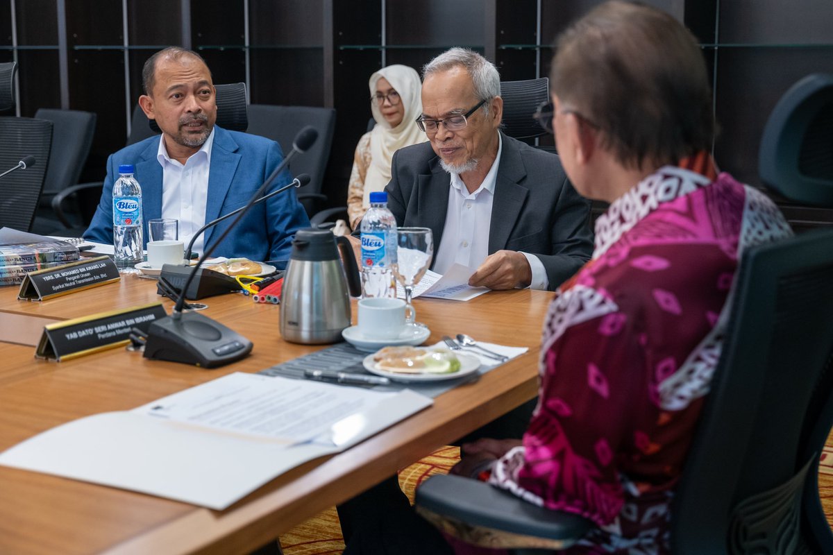 anwaribrahim's tweet image. Hari ini juga saya kemudian menerima kunjungan hormat dari Pengarah Urusan Syarikat Neutral Transmission Sdn. Bhd, Dr. Mohamed Awang Lah bersama delegasi.

Bicara kami menyentuh pelbagai perkara penting terkait pemerkasaan prasarana serta industri telekomunikasi negara yang akan…