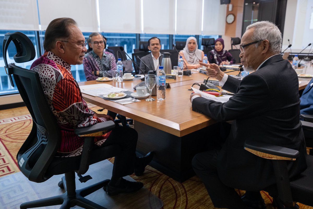 anwaribrahim's tweet image. Hari ini juga saya kemudian menerima kunjungan hormat dari Pengarah Urusan Syarikat Neutral Transmission Sdn. Bhd, Dr. Mohamed Awang Lah bersama delegasi.

Bicara kami menyentuh pelbagai perkara penting terkait pemerkasaan prasarana serta industri telekomunikasi negara yang akan…
