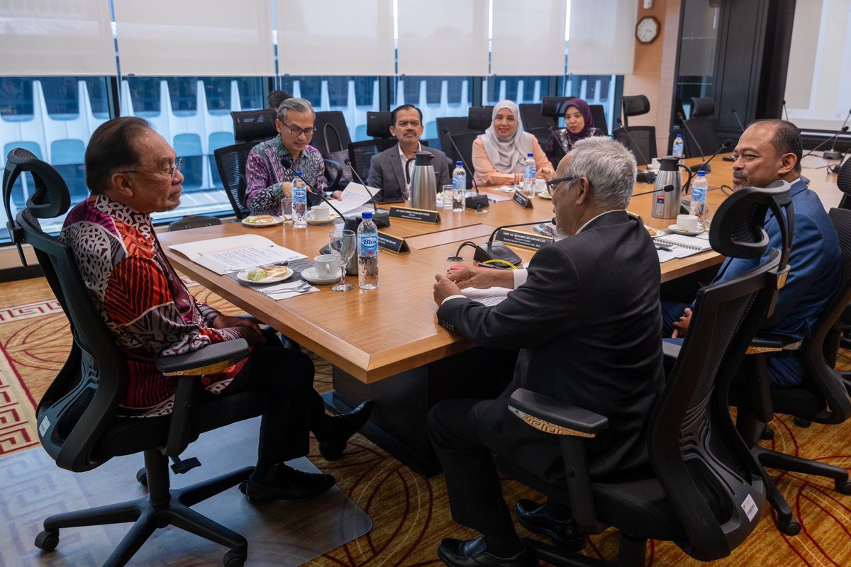 anwaribrahim's tweet image. Hari ini juga saya kemudian menerima kunjungan hormat dari Pengarah Urusan Syarikat Neutral Transmission Sdn. Bhd, Dr. Mohamed Awang Lah bersama delegasi.

Bicara kami menyentuh pelbagai perkara penting terkait pemerkasaan prasarana serta industri telekomunikasi negara yang akan…