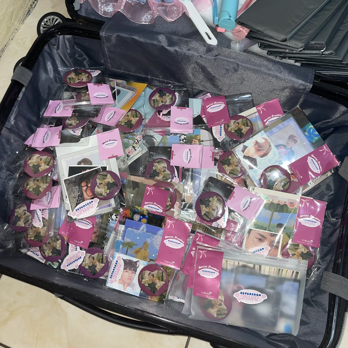 jaywoniesst's tweet photo. guys nanti abisin freebies aku yakk! udh bikin lumayan banyak br banget inget kl aku introvert dan bingung bagiinnya bakal gimana nanti 😭 https://t.co/OUa3KM74IV