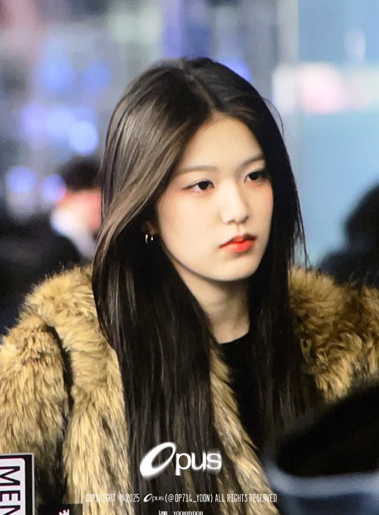 jiyoontokki's tweet photo. she looks soooo good with her hair down and unstyled like this 😭 https://t.co/8SU90a8gsk