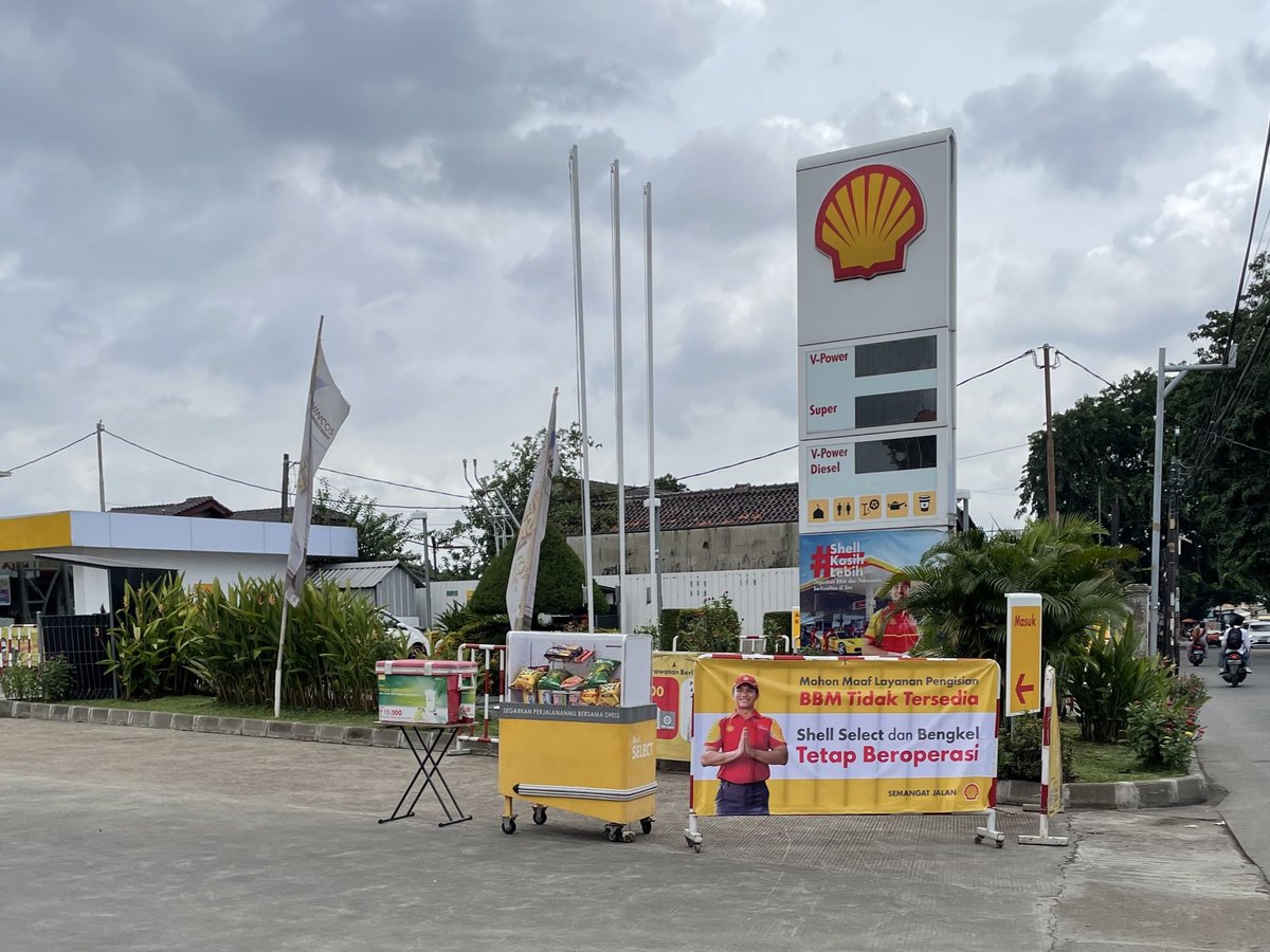 txttransportasi's tweet photo. Februari 2025 Indonesia sedang krisis energi & sumber daya mineral?

BBM SPBU swasta udah seminggu lebih belum restock, akhirnya pendapatan SPBU-nya cuma ngandelin jualan makanan minuman.

Terus gara² kebijakan baru gas LPG 3kg ijo makin langka, udah kayak dulu beli minyak tanah. Antre panjang belum tentu dapat stok.