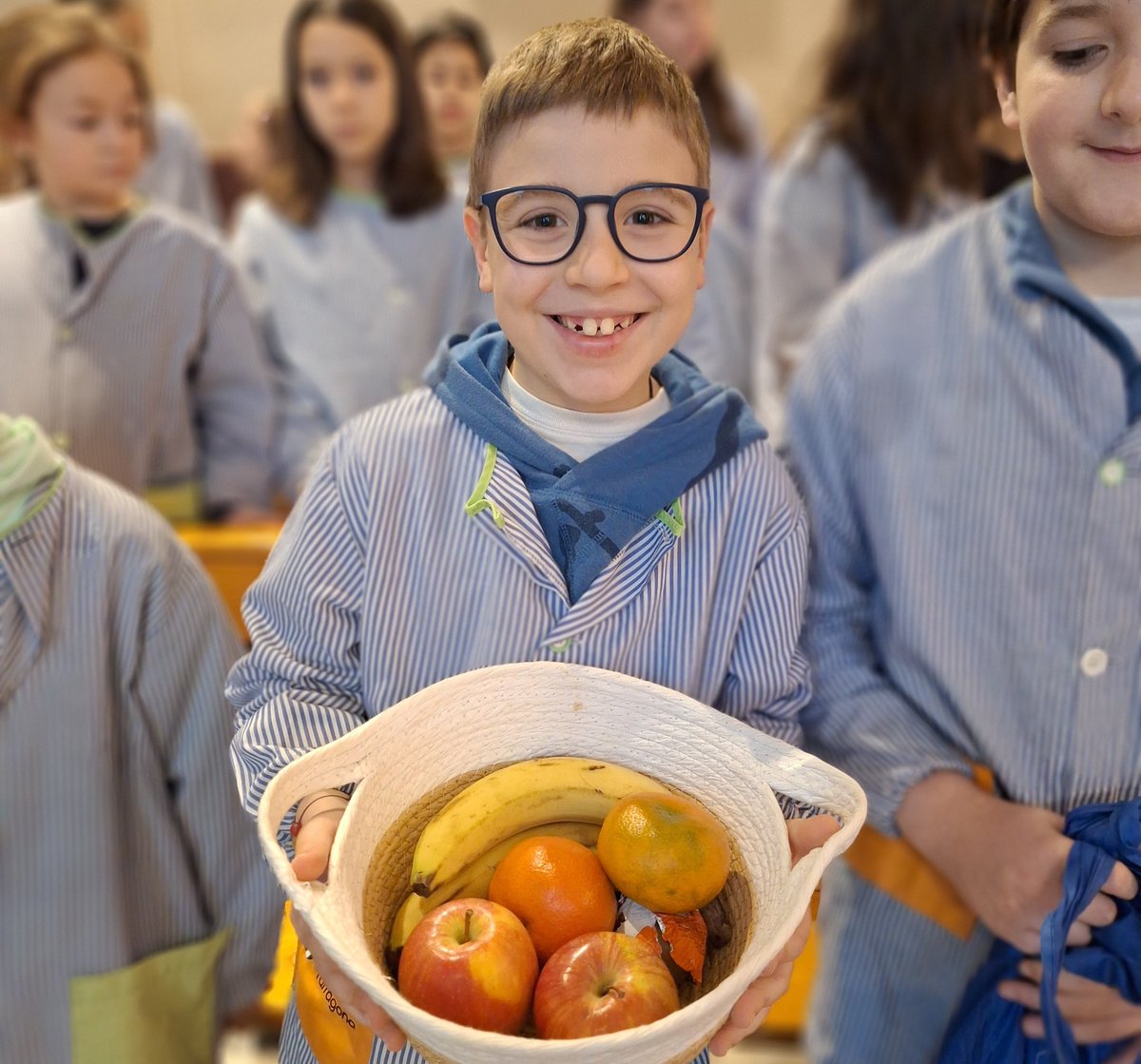 🍊🍐 Avui es celebra la festivitat de St Blai, sant invocat per al mal de gola o de coll.
🍒🍓 Per aquest motiu els nens i nenes d'I3 d'Infantil fins 6è de Primària hem anat ahir a la capella del centre per beneir la nostra fruita.
#somDominiquesTGN🌟
❤️ L'escola que t'estima ❤️