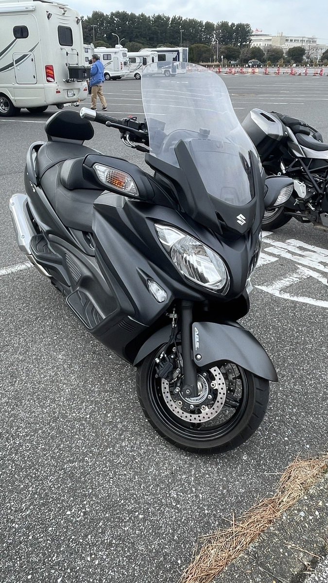 BaliaZero's tweet photo. 今日は���とバイクで幕張メッセにキャンピングカーショーを見に行って来ました。

幕張のイオンでランチして、道の駅に2ヶ所寄って帰って来ました。
#ジャパンキャンピングカーショー
#道の駅 https://t.co/2qeKOoJrMB