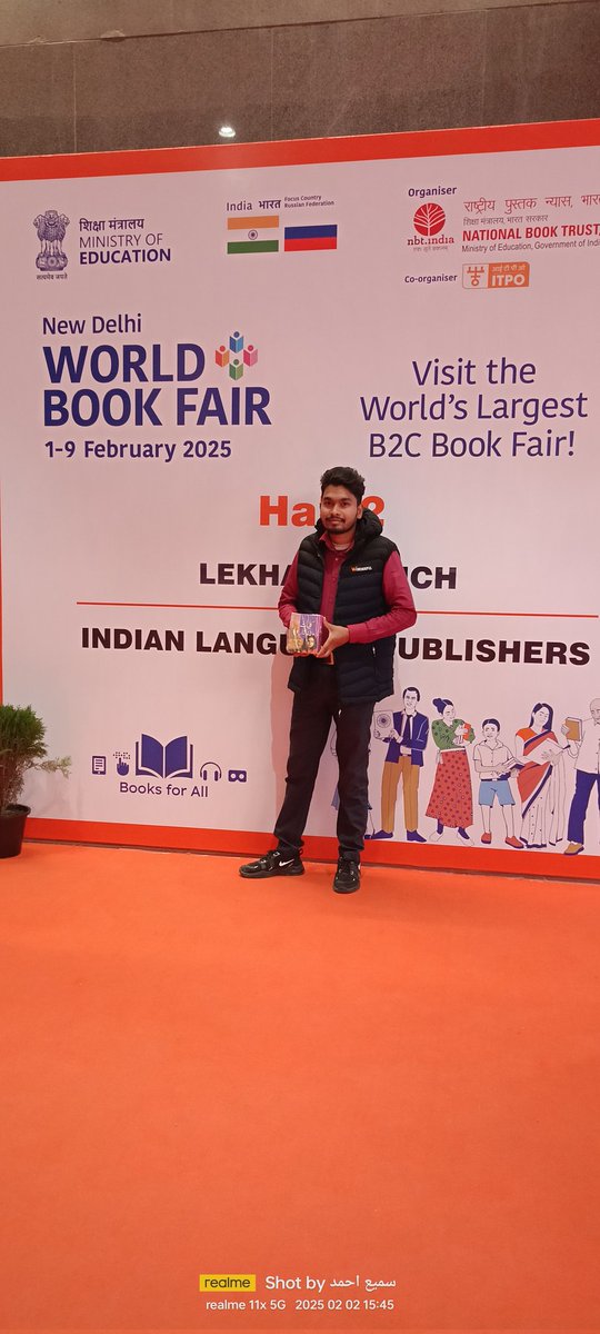 خوشبو کی شاعرہ 
پروین شاکر کا کلیات پروین شاکر 
#worldbookfair2025 
بدن کے کرب کو وہ بھی سمجھ نہ پائے گا
میں دل میں روؤں گی آنکھوں میں مسکراؤں گی
پروین شاکر