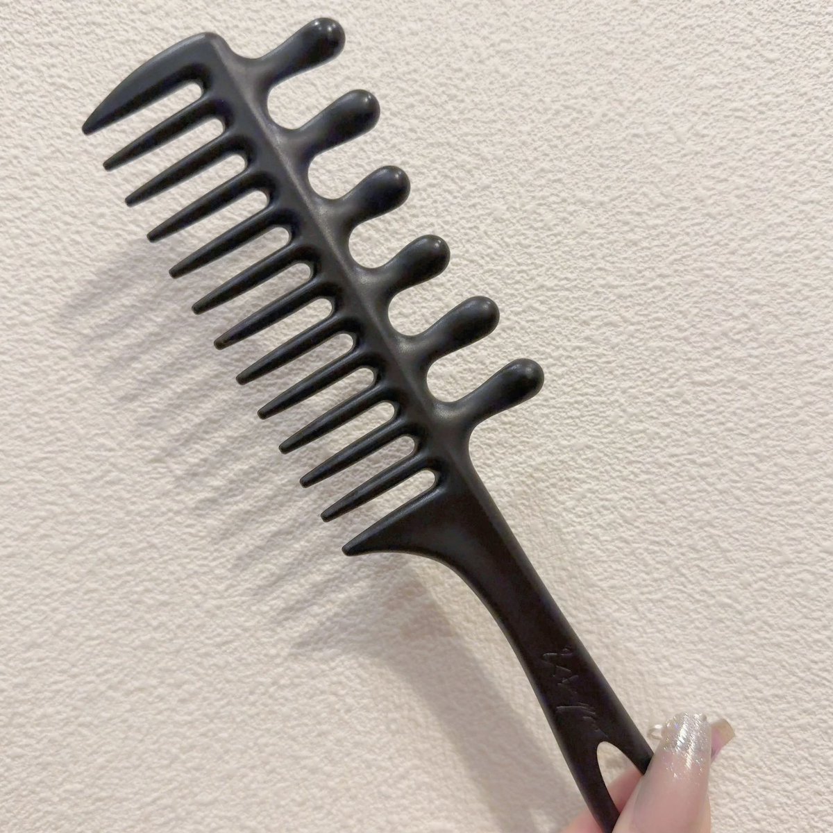 川口春奈ちゃんが「ヘアトリートメントの浸透率あげるなら絶対これ」って激推ししてた&amp;be のヘアコーム、使うだけで女優髪爆誕する。
今まで5000円のブラシ使ってたけど、これ買って大正解だった…