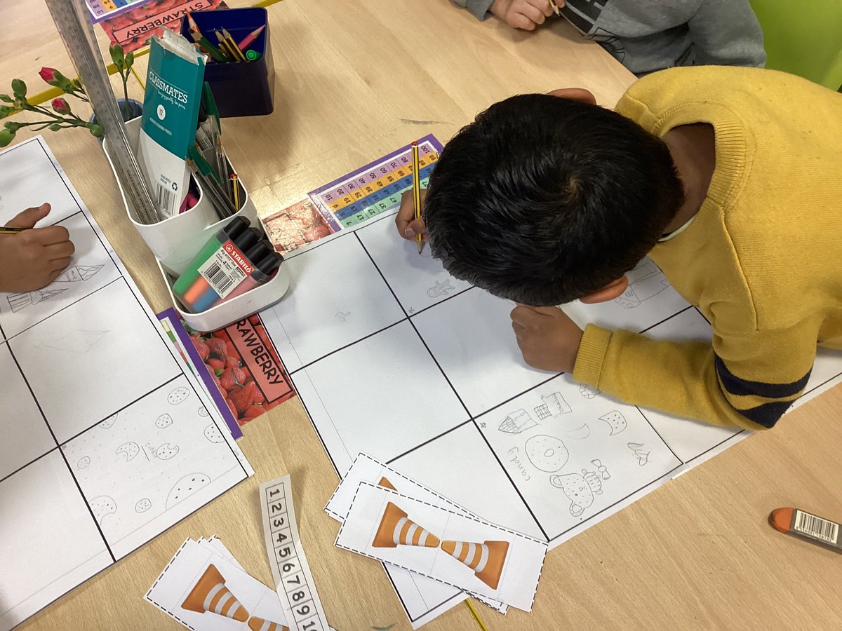 BonnerSchool's tweet image. Year 2 have been learning about algorithms and sequences in Computing.  They designed their routes and put obstacles that their Beebots had to avoid. #computerscientist