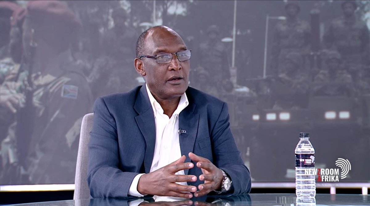 Ikiriho's tweet photo. Kayumba Nyamwasa, le Général Rwandais dissident tâcle #PaulKagame

Dans une interview accordée hier à une chaîne de télévision sud africaine, le général Kayumba Nyamwasa invite #Kigali et #Kinshasa à négocier avec leurs oppositions. Pour lui, #Tshisekedi doit négocier avec tous les groupes armés qui sévissent dans l'est de la #RDC et les inviter à#Nairobi autour d'une table. De la même manière, Kagame doit négocier avec les #FDLR, les survivants du génocide réfugiés à l'étranger, l'opposition et inciter par la même occasion tous les rwandais en exil de rentrer au bercail. Pour lui, s'attribuer un score de 99,99% est ridicule quand on sait qu'il gouverne par la terreur et ne donne aucune chance à une vraie opposition de participer aux élections présidentielles rwandaises.

FDLR , un prétexte rwandais pour piller les ressources minières de la #RDC

POUR le Général Kayuma Nyamwasa, il estime que c'est légitime pour le Rwanda de chercher à tout prix à combattre les FDLR  et à tout faire pour que les populations rwandophones tutsi vivent en paix au milieu d'autres communautés congolaises.  Mais, il trouve maladroit que #Kigali oublie que ces populations ne peuvent pas être une raison pour mener des guerres de conquête des nouveaux territoires.

Aujourd'hui, beaucoup d'anciens FDLR sont enrôlés dans @RwandaMoD #ReserveForce et combattent au quotidien à l'est de la #RDC pour le compte des #RDF. Pour le général Kayumba Nyamwasa, #Kigali devrait inviter le reste des FDLR à rejoindre son armée et en finir avec cette menace.

D'ailleurs, il a du mal à comprendre pourquoi le Rwanda n'a pas pu neutraliser ces forces alors que plusieurs opérations conjointes ont été menées aux cotes des #FARDC. Aussi, du temps de Kabila père, la RDC a eu un Chef d'État Major Rwandais pendant deux ans,  en la personne du Général James Kabarebe. Pourquoi n'a-t-il pas pu à cette époque chasser les FDLR alors qu'ilen avait tous les moyens? Pour lui, le temps presse et la paix doit etre imposée sinon la région va s'embraser. 

Nombreux sont ceux qui ont trouvé en ce général - ex commandant en chef de l'armée rwandaise et patron des renseignements - une posture d'homme d'Etat et comprennent pourquoi le dictateur de Kigali le craint et cherche à tout prix à l'éliminer.

》》Lire Kayumba Nyamwasa talking 

https://t.co/h4M6WekbYC