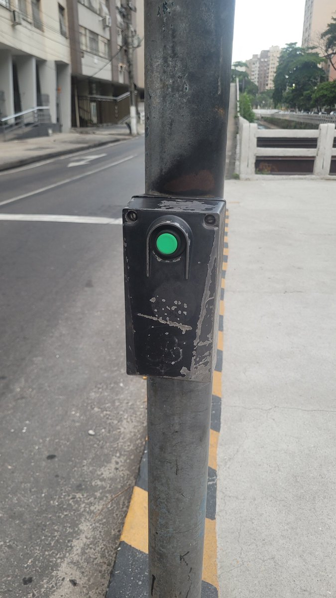 josuenunes's tweet photo. Esses botões funcionam ou são placebos sociais para pessoas ansiosas? https://t.co/KNf8qxmLox