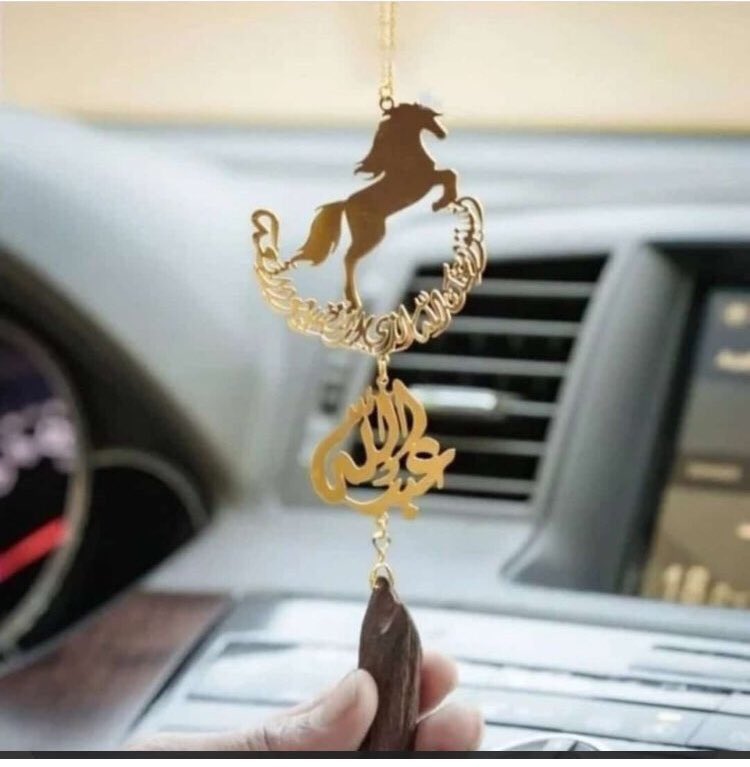 تعليقة سيارة بالاسم حسب الطلب السعر٩٥ ريال حياكم بمتجري  #خميس_مشيط #حفر_الباطن #الباحه #ابها #حايل #عرعر #تبوك