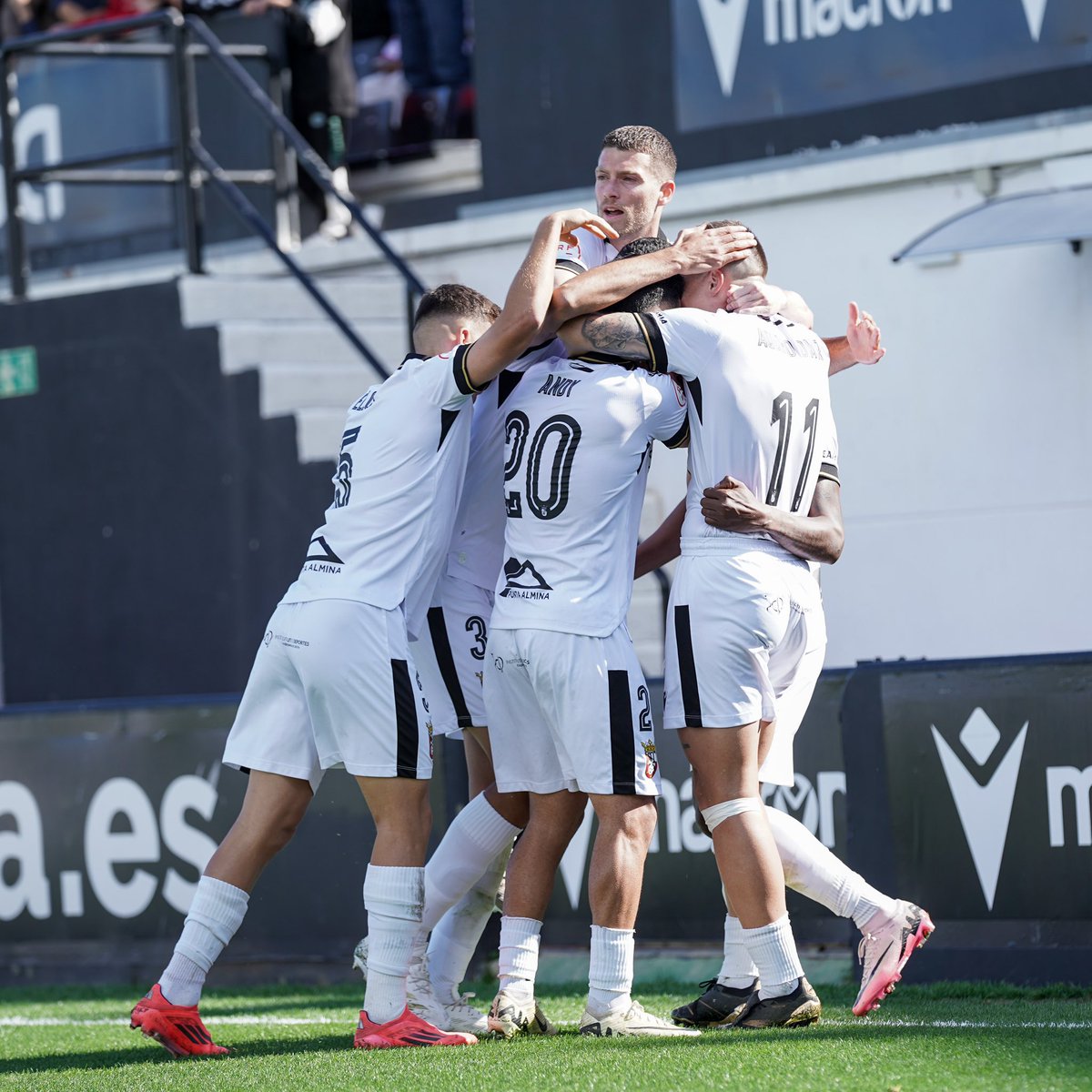 DaniAquino_10's tweet photo. 🧠👈🏼🐂🚀
Sigamos creando buenas energías ⚽️
#TodoEsMental
#ADMR
@ADCeuta_FC https://t.co/dW7dTxUzg0