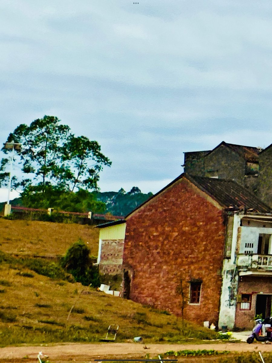 这是我老家，是我出生，长大的地方。我的童年，少年，青春期都在这里度过。这间两层的红砖屋二楼是我第一个独立的窝。也是我和乖嫂拍拖时私会的地方。那时候我们经常玩到三更半夜才回家，怕惊动父母，不敢开门进屋，而是直接翻墙上二楼。所以我真的是国内第一批翻墙用户😎