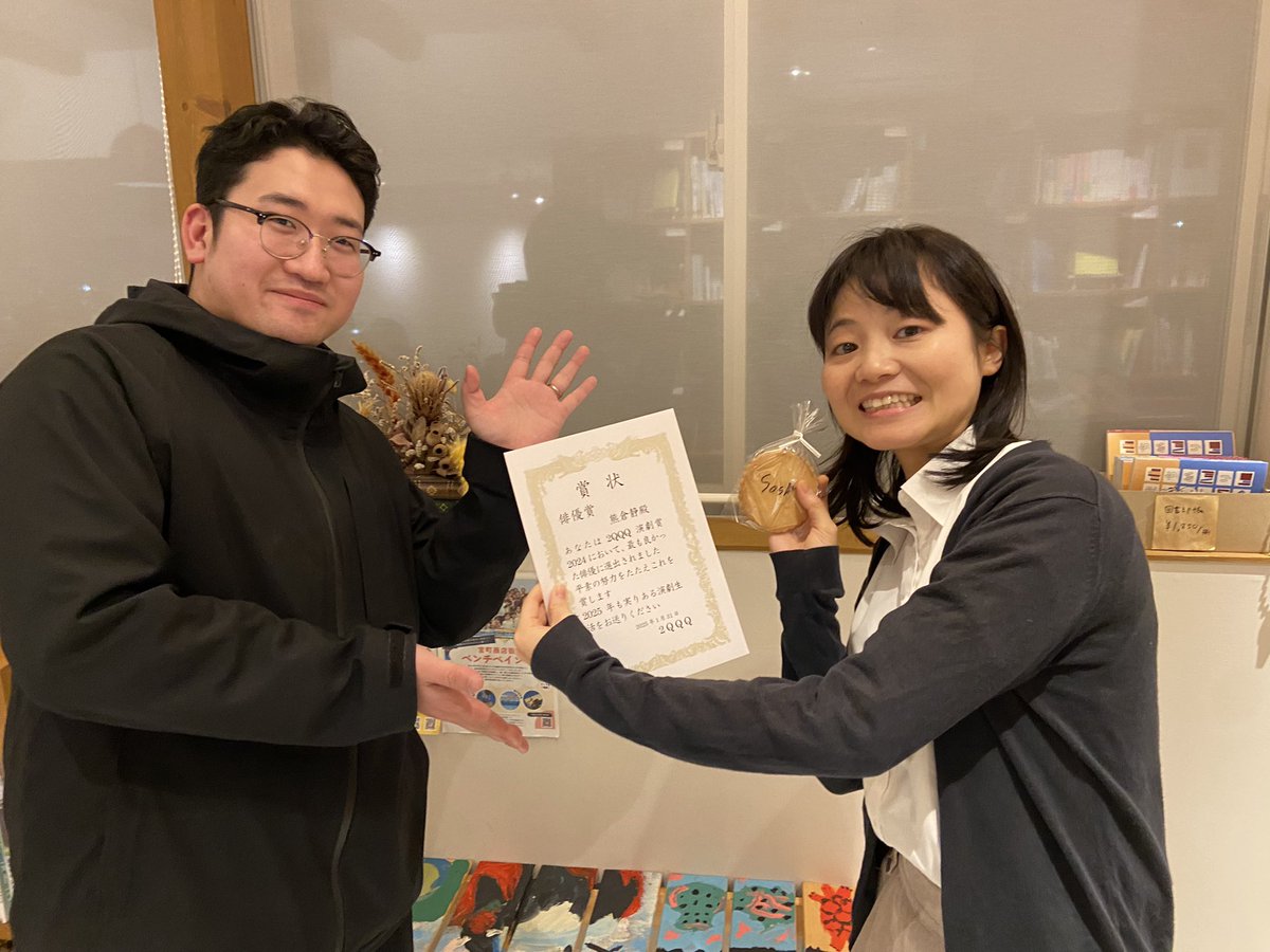 【2QQQ演劇賞受賞式・ラスト！】
あっという間に2月に入ってしまいました！2QQQ演劇賞2024受賞式、最後の締めくくりは俳優賞受賞の熊倉さんです！

燕市のまちトープさんというおしゃれカフェにて撮影させていただきました📸

おめでとうございます！
 #2QQQ演劇賞2024