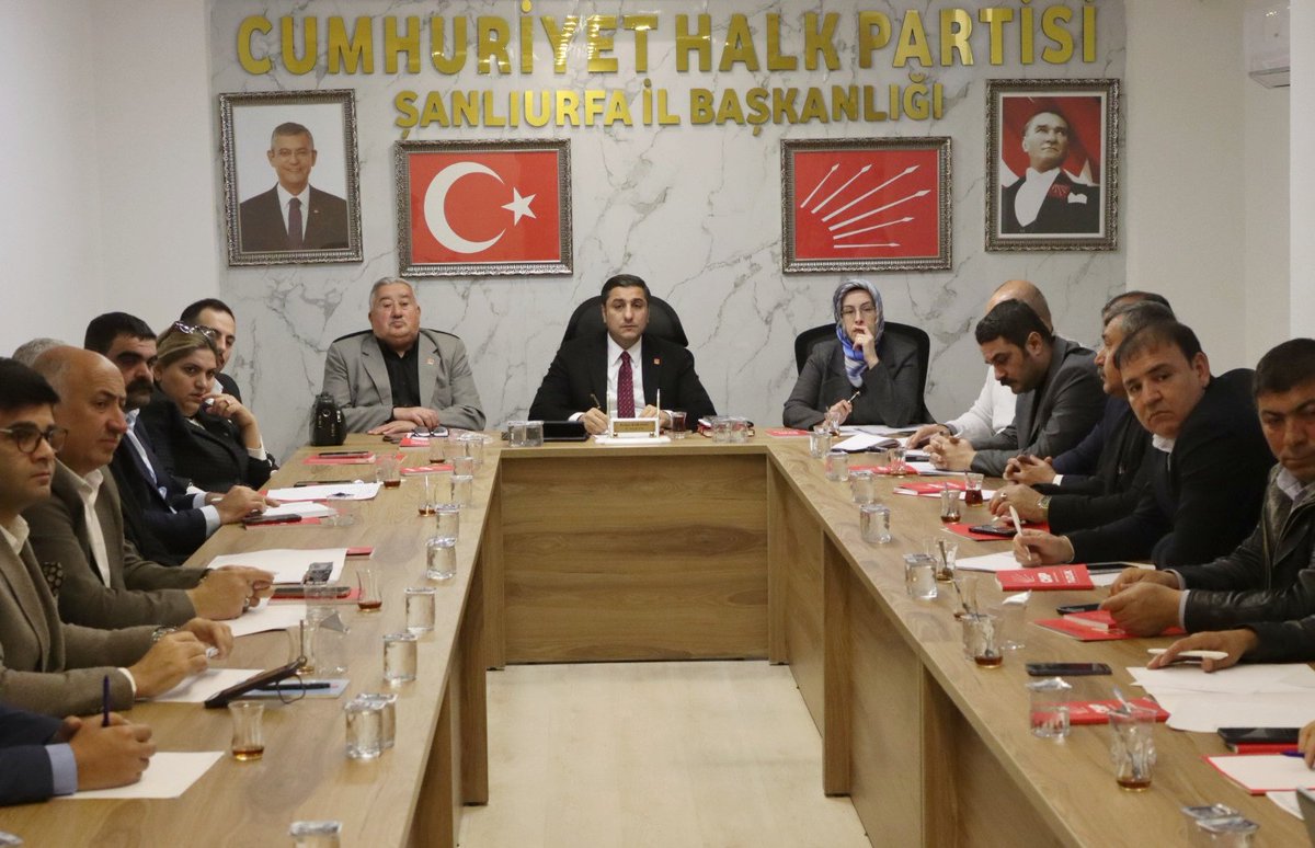 karadagferhatt's tweet photo. 📍CHP Şanlıurfa İlçe başkanları toplantımızı gerçekleştirdik!

İl yöneticilerimiz, il kadın kolları Başkanımız, il gençlik kolları Başkanımız ve 13 İlçe başkanımızla toplantımızı gerçekleştirip, 
Kentimizin sorunları ve parti  örgütümüzün çalışmalarını istişare ettik.
Alınan kararlar parti örgütümüze hayırlı olsun. 

#VarBirÇaresi #sanliurfa

@herkesicinCHP
@eczozgurozel @EnsarAytekin10 @MTanal