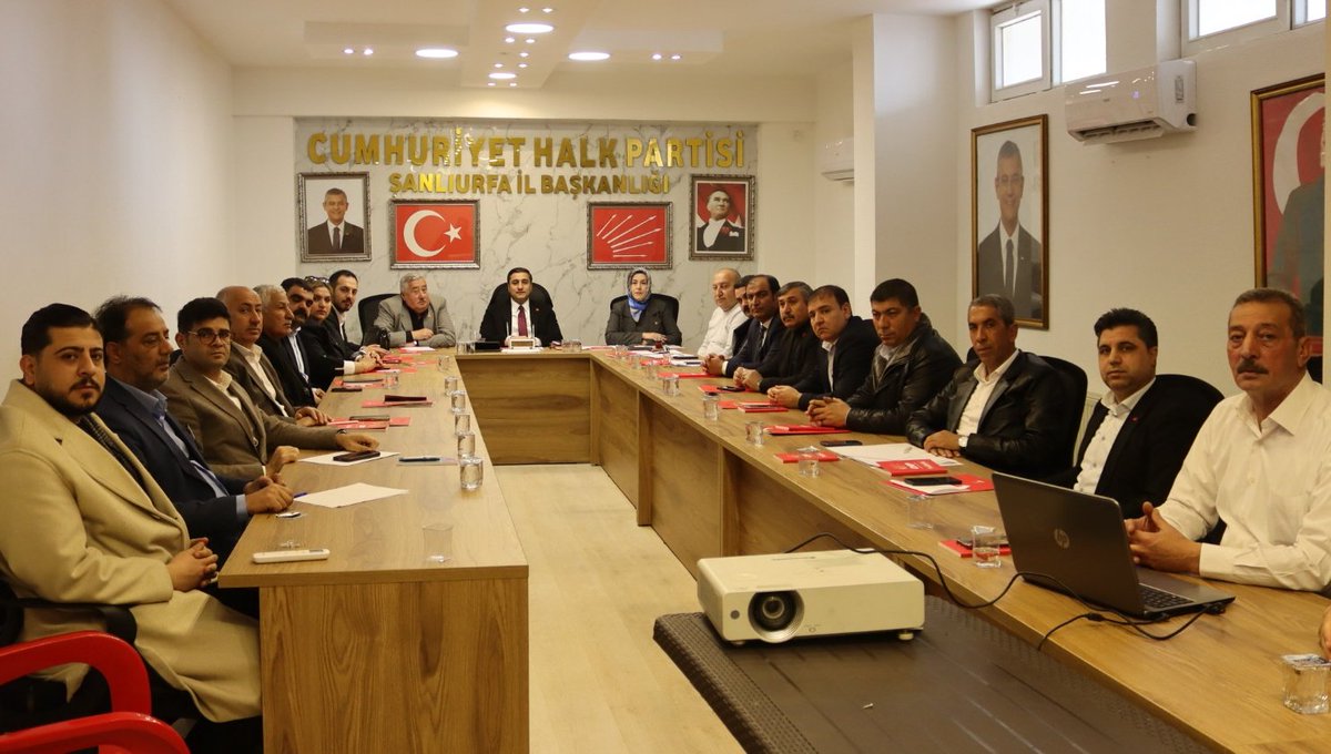 karadagferhatt's tweet photo. 📍CHP Şanlıurfa İlçe başkanları toplantımızı gerçekleştirdik!

İl yöneticilerimiz, il kadın kolları Başkanımız, il gençlik kolları Başkanımız ve 13 İlçe başkanımızla toplantımızı gerçekleştirip, 
Kentimizin sorunları ve parti  örgütümüzün çalışmalarını istişare ettik.
Alınan kararlar parti örgütümüze hayırlı olsun. 

#VarBirÇaresi #sanliurfa

@herkesicinCHP
@eczozgurozel @EnsarAytekin10 @MTanal