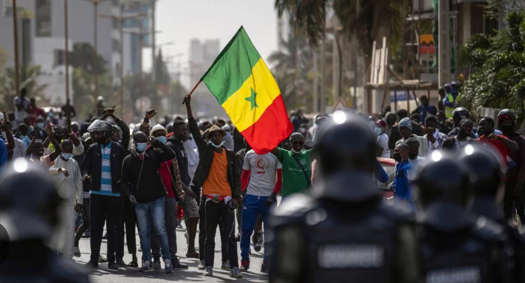 Nous devons #Respect et Prières ardentes à nos Martyrs de la #Démocratie. 

Aucune indemnité ne sera jamais suffisante pour effacer la douleur d’une mère qui a perdu son enfant.

 L’Etat ne fait que reconnaître cette peine par une compensation financière symbolique.

Et que les