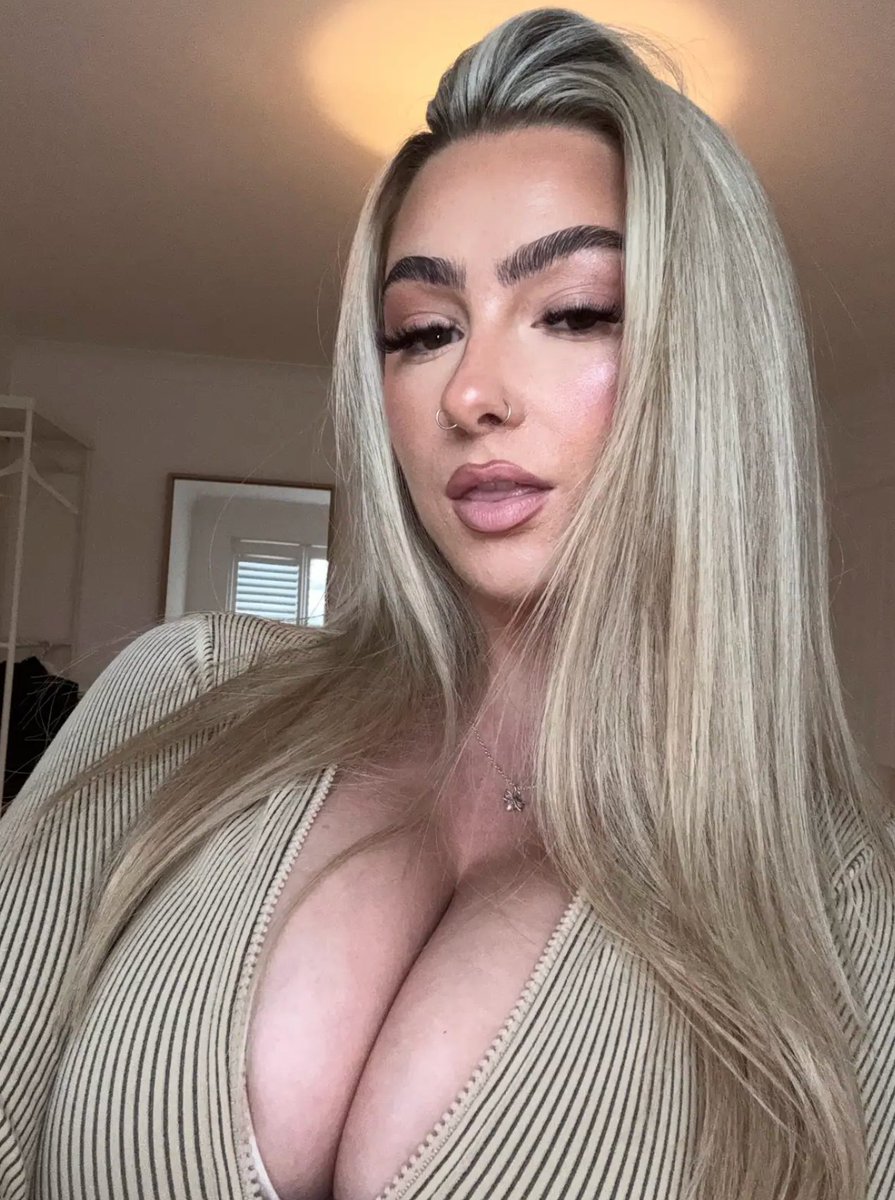 easyluula's tweet image. idc I’ll show b💙💙b pics to anyone that’s like and says hi