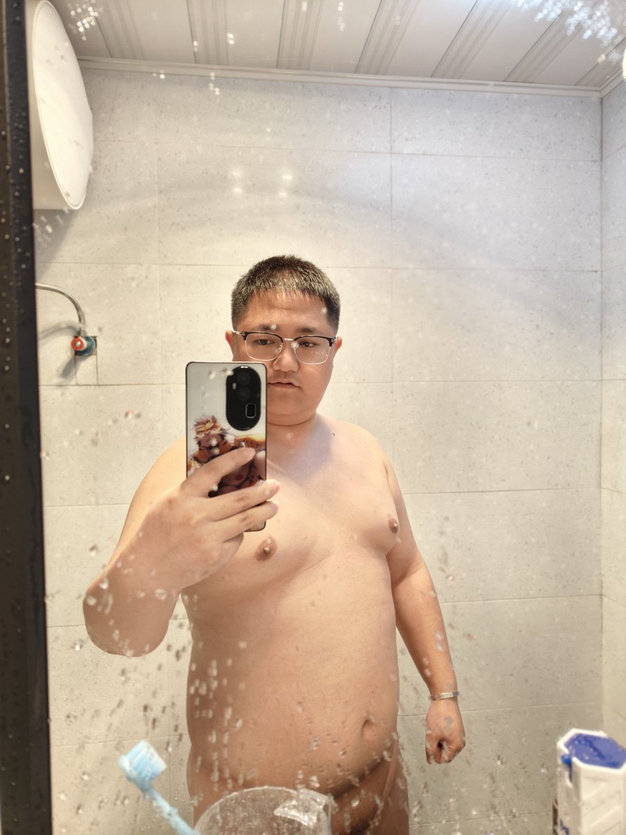 linbaixiong's tweet photo. 洗完澡拍一张吧 https://t.co/b4RXBoqMzY