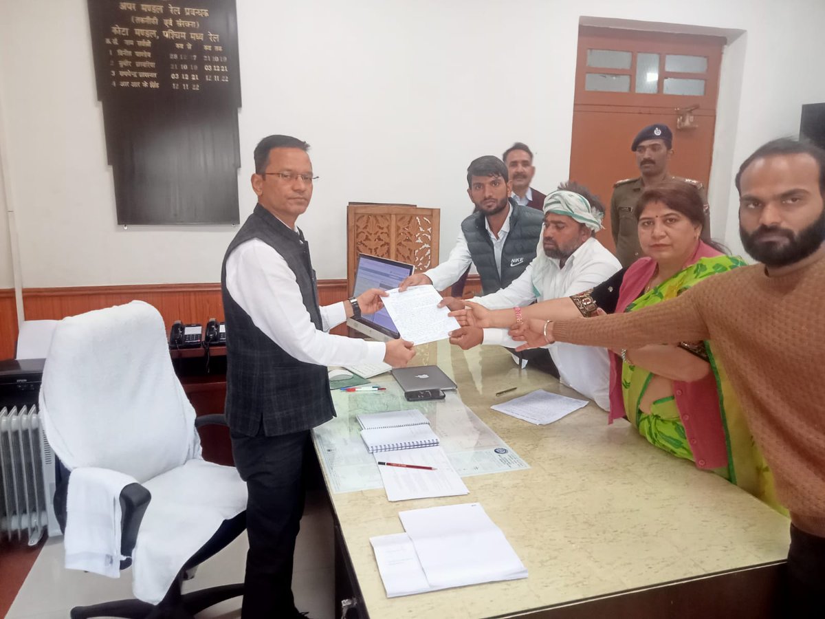 HansrajMeena's tweet photo. रेलवे ग्रुप "D" में पदों की संख्या 1 लाख करवाने के लिए हमारे जांबाज कार्यकर्ता जवान सिंह मीणा लगातार सक्रिय हैं। आज DRM कोटा के माध्यम से ग्रुप "D" में वैकेंसी बढ़वाने के लिए एक ज्ञापन रेल मंत्री अश्विनी वैष्णव के नाम सौंपा गया। इस कदम का उद्देश्य रेलवे में अधिक लोगों को रोजगार प्रदान करना और कर्मचारियों की कमी को दूर करना है, जिससे कार्यकुशलता में सुधार और कर्मचारियों के कार्यभार में संतुलन बनाया जा सके। @AshwiniVaishnaw @drmkota
