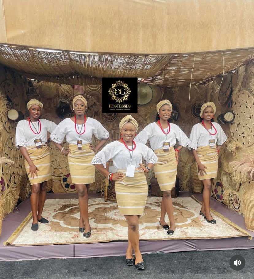 _thatdebbiegirl's tweet photo. We wish you an amazing new week and don’t forget to book us as we’re looking forward to working with you in the month of February 🥰

@_DammyB_ 
#debragracehostesses #ushersinnigeria #eventcoordination #professionalushers https://t.co/rqMVogHTd6