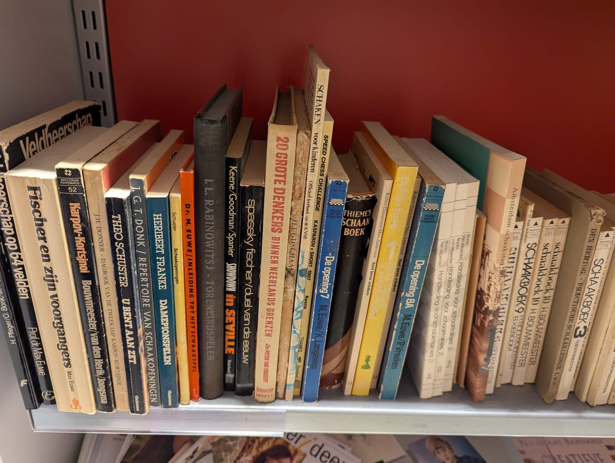 Een nieuwe voorraad schaakboeken!
Van Kasparov tot Max Euwe, een hele plank met nieuwe aanvoer.

#dronten #boeken #vrijwilligers #schaken