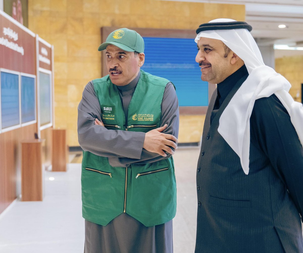 alrotayyan's tweet photo. شرف وفخر لي أن أكون عضواً فاعلاً ومتطوعا في أحد أهم مراكز الإغاثة في العالم:
#مركز_الملك_سلمان_للإغاثة

هذه السترة الخضراء:
هواي.. و هويتي.
هذه الأرض العظيمة:
قِبلتي.. و قبيلتي 🇸🇦

• هنا في جولة في المركز مع العزيز: شلهوب بن عبدالله الشلهوب مدير إدارة الإعلام والعلاقات العامة. https://t.co/F0kgezcgJd