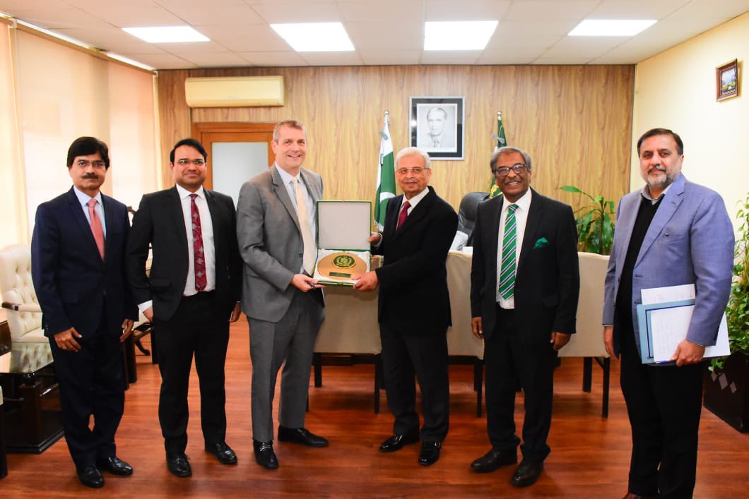 MoNFSR's tweet photo. Islamabad, February 3, 2025
Federal Minister for National Food Security & Research, Rana Tanveer Hussain, met with delegation from the International Cotton Advisory Committee (ICAC) which was led by ICAC Executive Director, Eric Trachtenberg.
#Pakistan #MNFSR https://t.co/gVL3OXGiDY