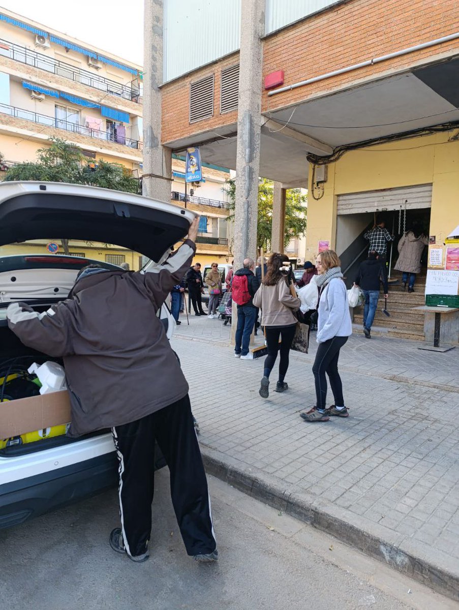 Tasques que la brigada territorial va dur a terme aquest cap de setmana!

◻️ Organització i repartiment de menjar al supermercat.
◻️ Organitzar el guarda-roba 
◻️ Detecció de necessitats porta a porta pel barri
◻️ Netejar un hort de runa/brossa que encara hi havia de la Dana

1/2