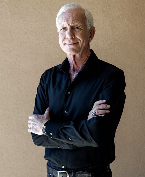 Chesley “Sully” Sullenberger, known for his heroic role in Miracle on the Hudson:

“Disgusted by Trump blaming DEI for plane crash in D.C.”

Raise a ✋ if you stand with Captain Sully
