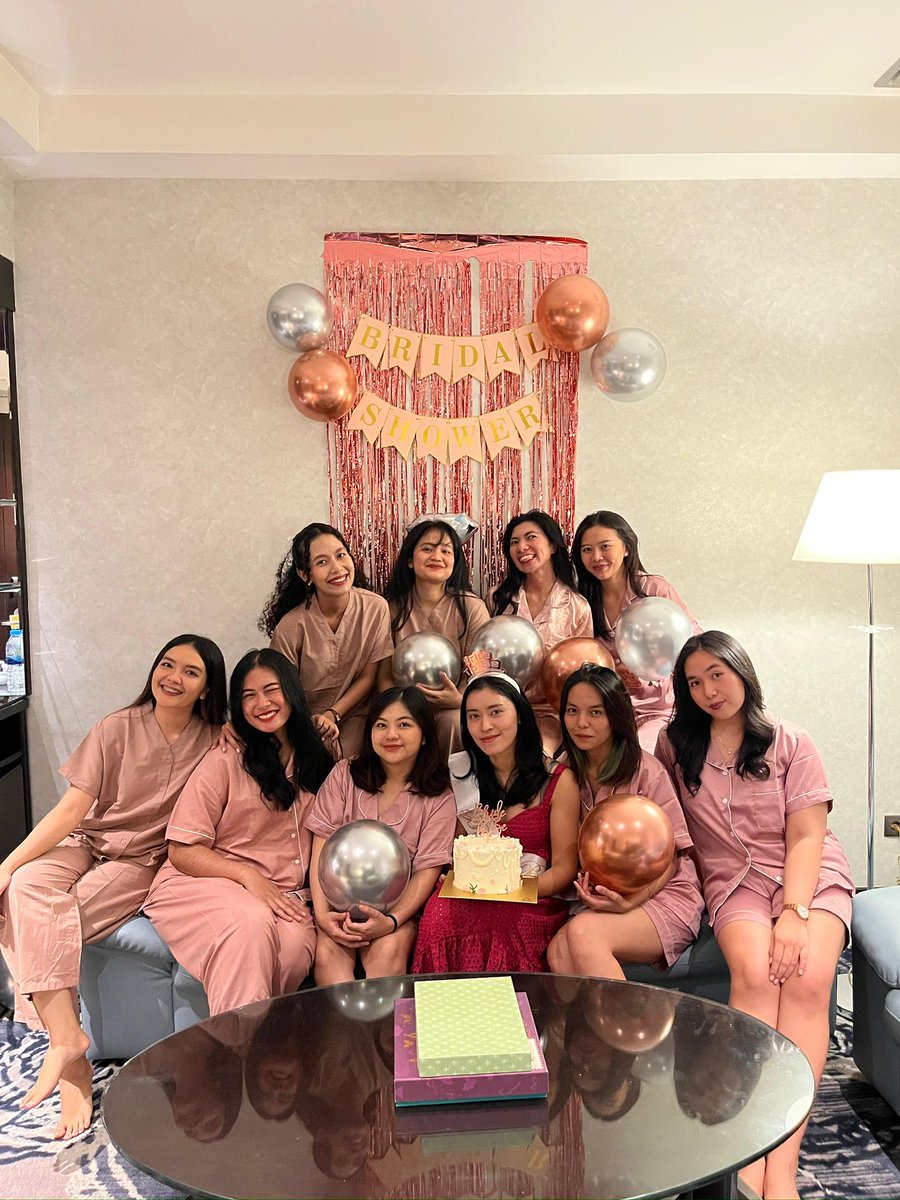 simonxve's tweet photo. bisa ga ya ini tim bridesmaidnya kita keep sampe nikahan selanjutnya😌 https://t.co/OmW1Ha6We1