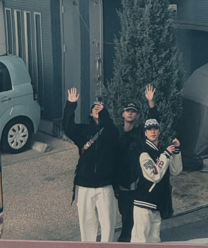 Kkorepo's tweet photo. #チェ・ジョンヒョプ、#エン（#VIXX）と #ユン・ジョンフン と日本旅行…エン、「歩いて、また歩いた」 
🔗https://t.co/0gDI0wycqw https://t.co/TAnjvrvlCJ