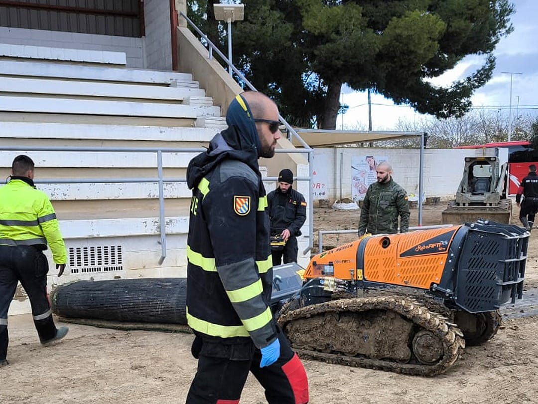 EjercitoTierra's tweet image. 📢 Unidades del #EjércitodeTierra colaboran en la recuperación de instalaciones deportivas en Valencia.
El Regimiento de Artillería Antiaérea nº 73 #PATRIOT ha estado trabajando en la recuperación del estadio de fútbol de #Catarroja, mientras el Batallón de Zapadores XI, con base