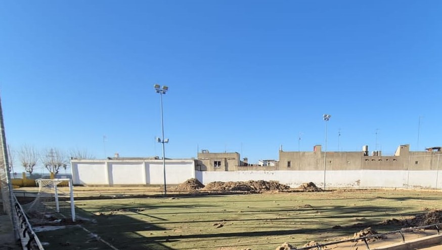 EjercitoTierra's tweet image. 📢 Unidades del #EjércitodeTierra colaboran en la recuperación de instalaciones deportivas en Valencia.
El Regimiento de Artillería Antiaérea nº 73 #PATRIOT ha estado trabajando en la recuperación del estadio de fútbol de #Catarroja, mientras el Batallón de Zapadores XI, con base