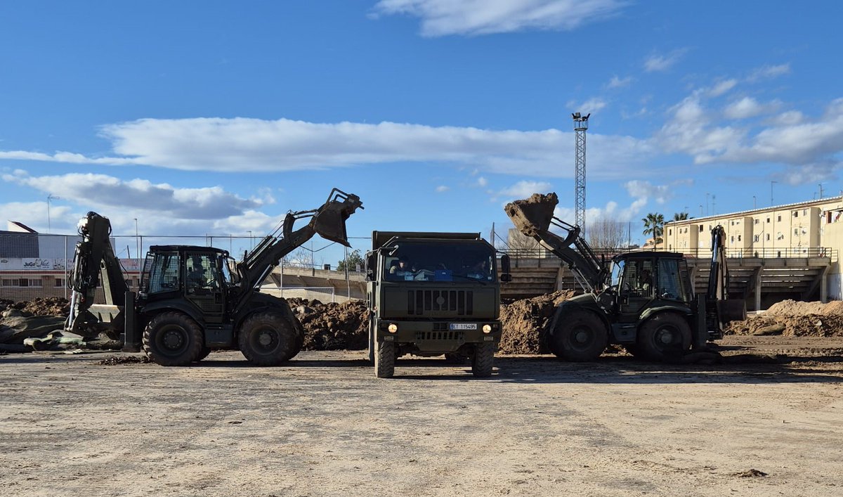 EjercitoTierra's tweet image. 📢 Unidades del #EjércitodeTierra colaboran en la recuperación de instalaciones deportivas en Valencia.
El Regimiento de Artillería Antiaérea nº 73 #PATRIOT ha estado trabajando en la recuperación del estadio de fútbol de #Catarroja, mientras el Batallón de Zapadores XI, con base