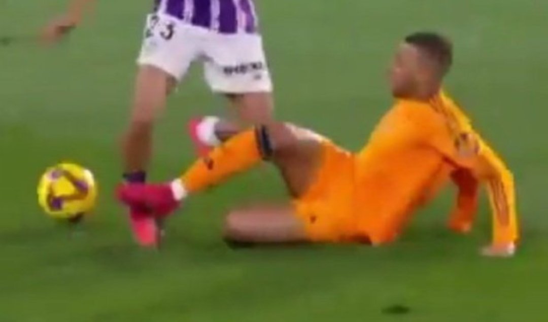 toni8dia's tweet image. Mbappe no debió jugar porque se le perdonó la roja en Valladolid. También en la primera parte agrede sin balón a Pol Lozano y no ve ni amarilla. Ya solo engañáis a quienes quieren ser engañados, curiosamente, todos del Madrid