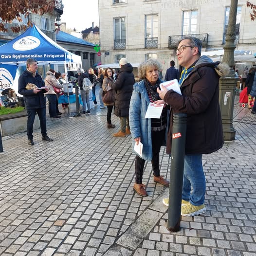 pcfperigueux's tweet photo. Sur le marché  la section @pcf de #périgueux  pour appeler à se mobiliser contre le système inique du #SMD3.  La volonté de lutter aux côtés des citoyen-nes sur les sujets du quotidien qui les préoccupent ou les révoltent l'a emporté,

#PCF #Dordogne https://t.co/zQW77Sd6n4