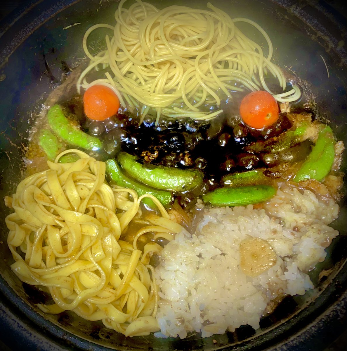 KOJ_T_METAL's tweet photo. #メタルミクスチャーイカ墨パスタカレーガーリックライス🍝🍛
北海道小麦0.8+フィットチーネ
+広島産コシヒカリ
えんどう🫛トマト🍅ガーリック🧄
イカ墨とカレーがウォールオブデスビッグサーコー🌀
#BABYMETAL
#NOTFEST https://t.co/LJIoZcDZSx